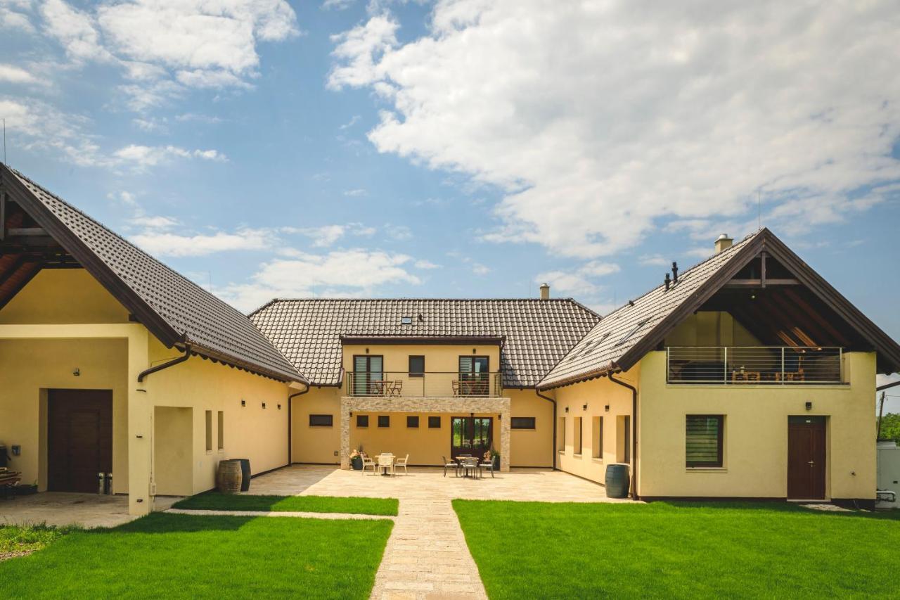 Bed and Breakfast Dominium Pincészet és Panzió Gyöngyös Esterno foto