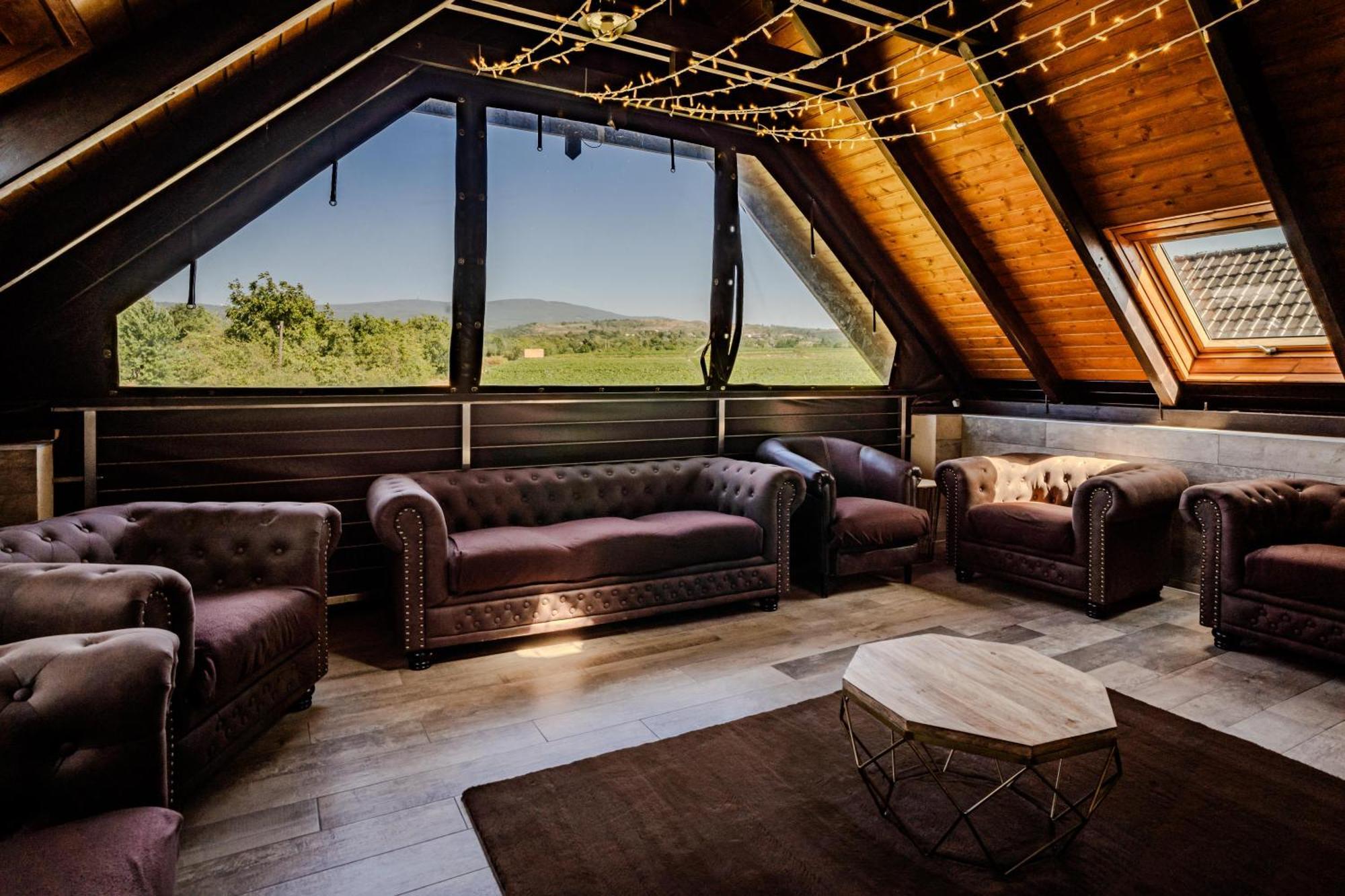 Bed and Breakfast Dominium Pincészet és Panzió Gyöngyös Esterno foto